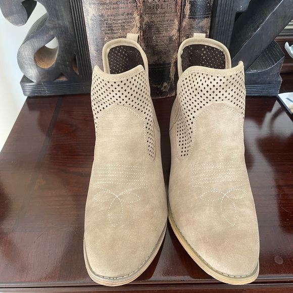 Boots - Picture 1 of 2